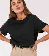 Camiseta básica feminina de algodão confortável com corte reto e decote redondo ideal para looks casuais.